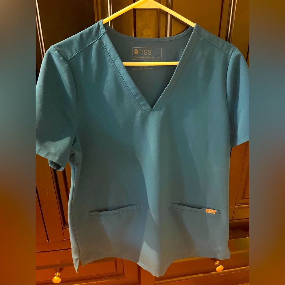 FIGS “alps blue” 3 pocket Casma scrub top. Medium.